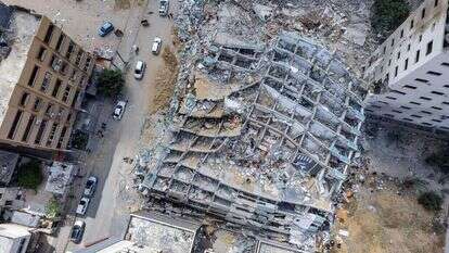 מגדל בעזה שקרס בעקבות ההפצצות במבצע שומר החומות. | AFP מגדל בעזה שקרס בעקבות ההפצצות במבצע שומר החומות. | AFP