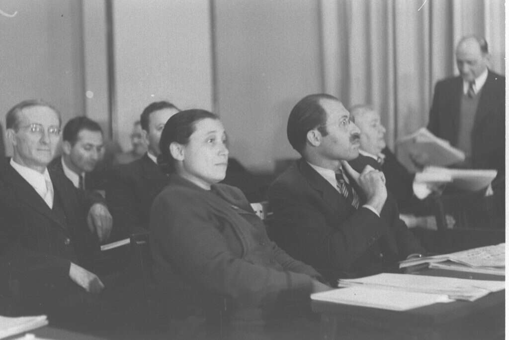 ישיבת הכנסת הראשונה, 1949; משמאל לימין: אורי צבי
גרינברג, אסתר רזיאל
נאור ומנחם בגין. | לע"מ