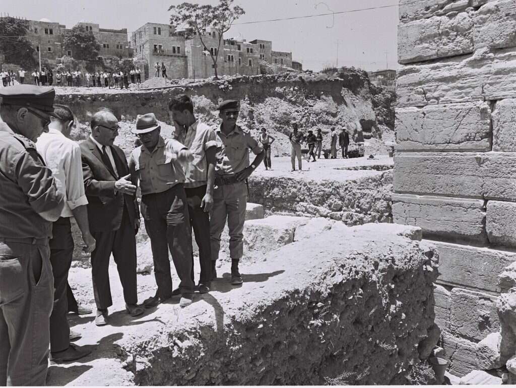 פרופסור בנימין מזר (עם הכובע) בסיור עם ראש הממשלה לוי אשכול בחפירות הארכיאולוגיות ליד הקיר הדרום-מערבי של הר הבית. | פריץ כהן
