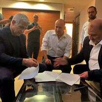 עבאס, בנט ולפיד בחתימה על ההסכמים הקואליציוניים | AFP