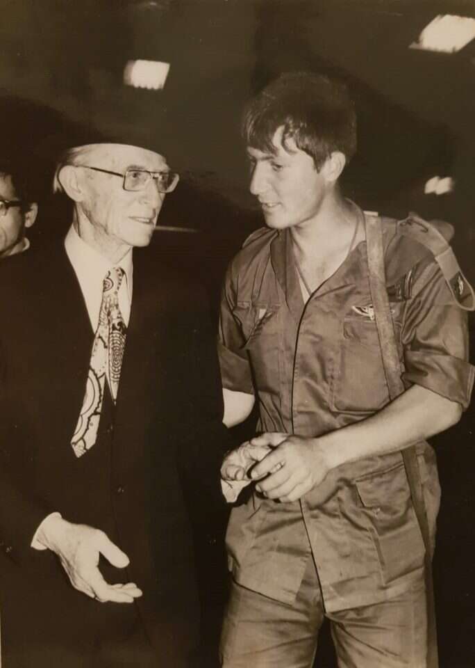 דוד גרינברג עם אביו, 1977. | אפרים ארדה