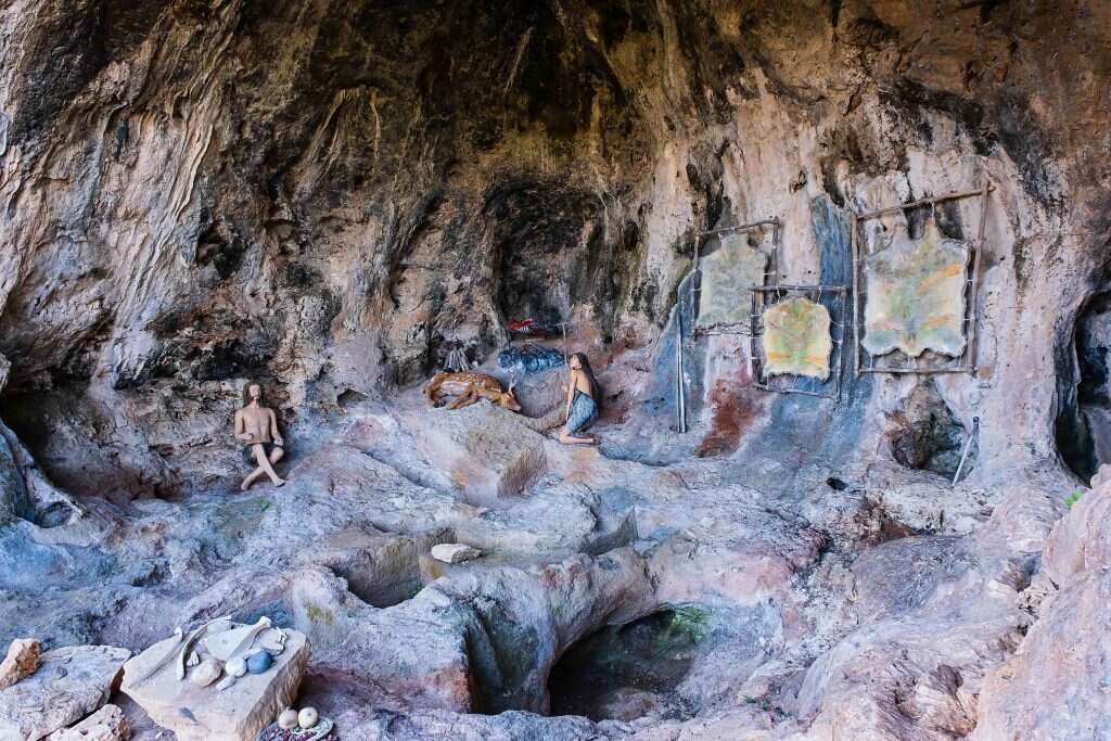 נכנס הומו ארקטוס, יצא אדם מהתקופה הניאוליתית. מערות הכרמל. | שאטרסטוק נכנס הומו ארקטוס, יצא אדם מהתקופה הניאוליתית. מערות הכרמל. | שאטרסטוק