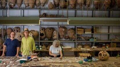 "שמרנות היא דבר מבורך". אייל חלפון (מימין) ורן ברקאי במעבדה ארכיאולוגית באוניברסיטת תל־אביב. | אריק סולטן "שמרנות היא דבר מבורך". אייל חלפון (מימין) ורן ברקאי במעבדה ארכיאולוגית באוניברסיטת תל־אביב. | אריק סולטן