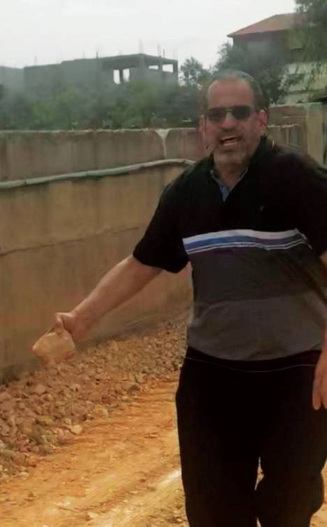 אלבאז מתוך הסרטון שבו הוא נראה משליך אבנים בעקבותיו הוגש נגדו כתב אישום.