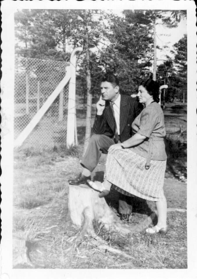 נפגשו שוב באורח נס. שמעון וסופי במחנה העקורים פרנוואלד, 1948. | באדיבות המשפחה מתוך הספר "אור בחשכה"