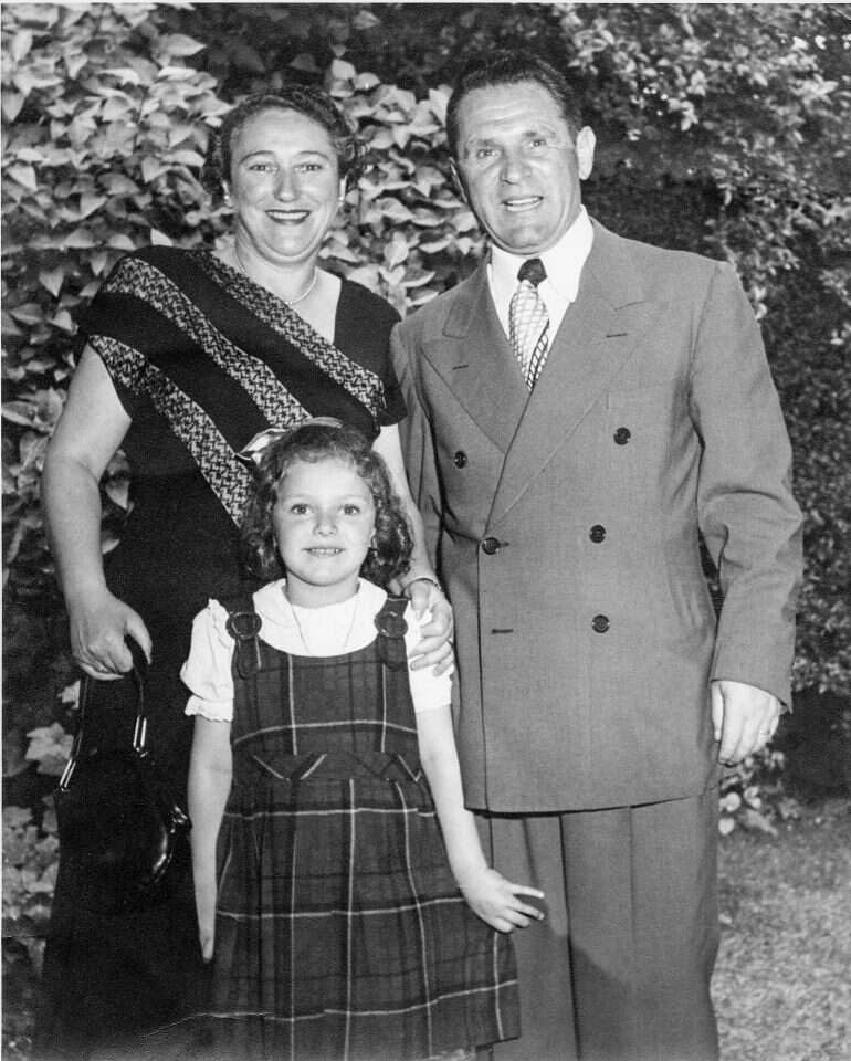 רק לאחר פטירת אמה נודע לפיליס שהיה לה אח גדול. משפחת סטרלינג בארה"ב, 1952. צילומים באדיבות המשפחה מתוך הספר " אור בחשכה"