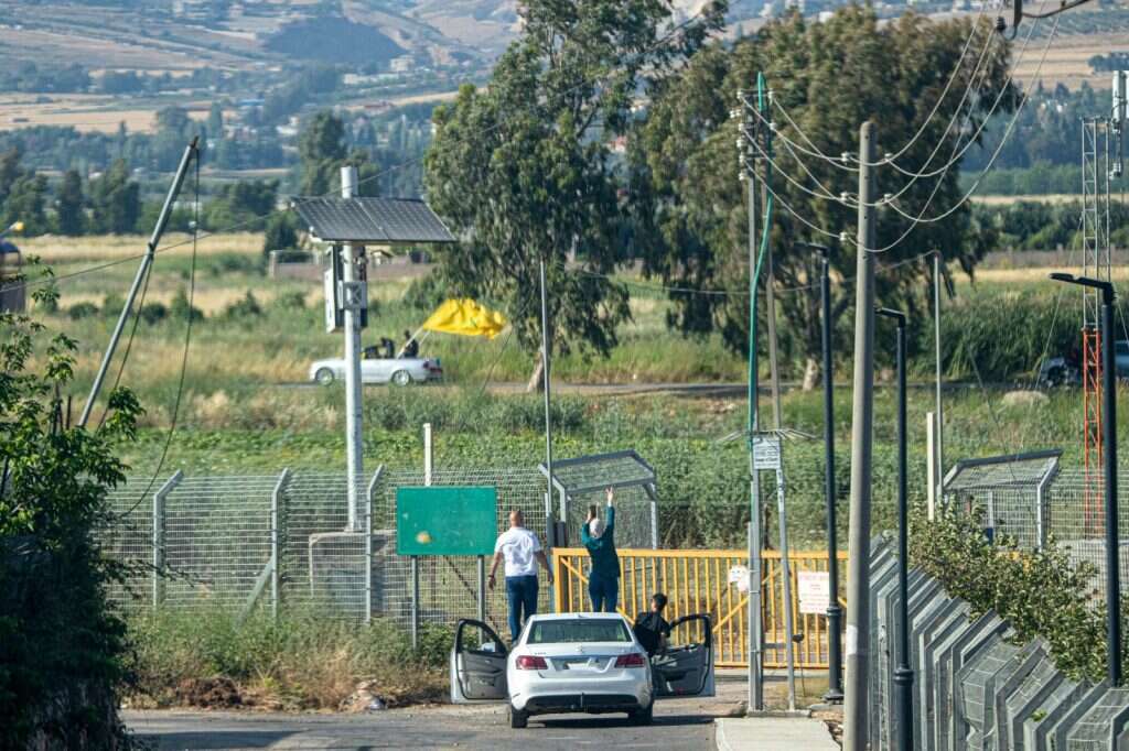 אזרחים ערבים ישראלים מסמנים וי לעבר פעילי חיזבאללה בלבנון. | אמיר שושני