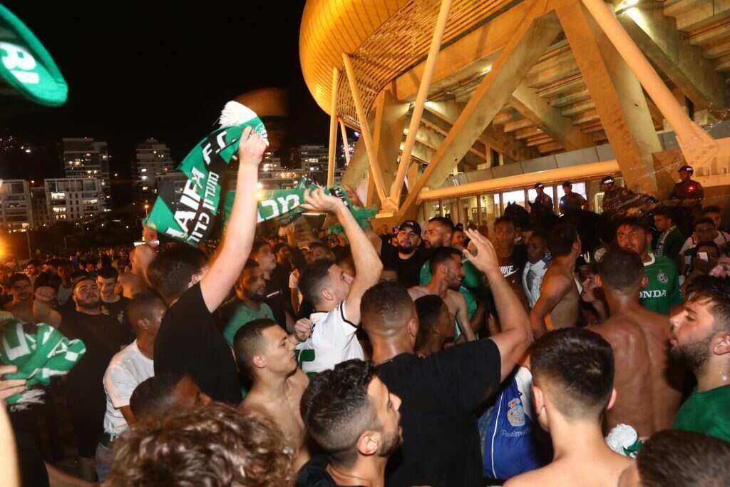 חגיגות האליפות של מכבי חיפה מחוץ לאיצטדיון, השבוע. | יוסי אלוני, פלאש 90