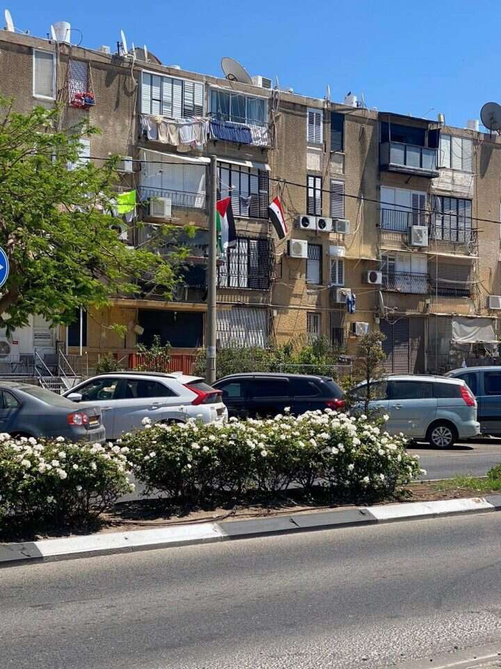 מרד לאומי, לא התפרעות סתמית. דגלי סוריה ואש"ף מתנוססים בעכו. | באדיבות קבוצת הפייסבוק "הבמה הפתוחה, עכו"