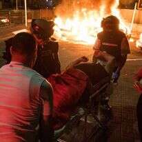 מור ג'אנאשווילי מפונה לטיפול רפואי לאחר שערבים תקפו אותו והציתו את מכוניתו. | רוני עופר- פלאש 90