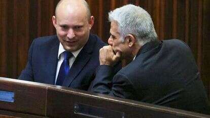 יאיר לפיד ונפתלי בנט במליאת הכנסת. | AFP
