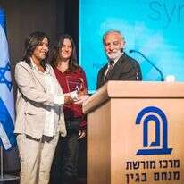 הרצי מקוב, ראש מרכז מורשת בגין מעניק את הפרס לשרת העלייה והקליטה פנינה תמנו־שטה. | נגה מלסה