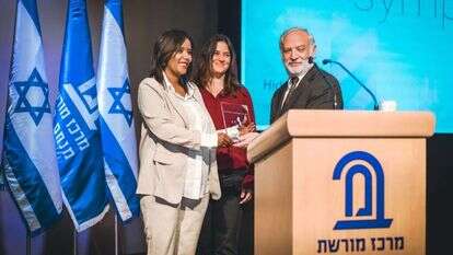 הרצי מקוב, ראש מרכז מורשת בגין מעניק את הפרס לשרת העלייה והקליטה פנינה תמנו־שטה. | נגה מלסה