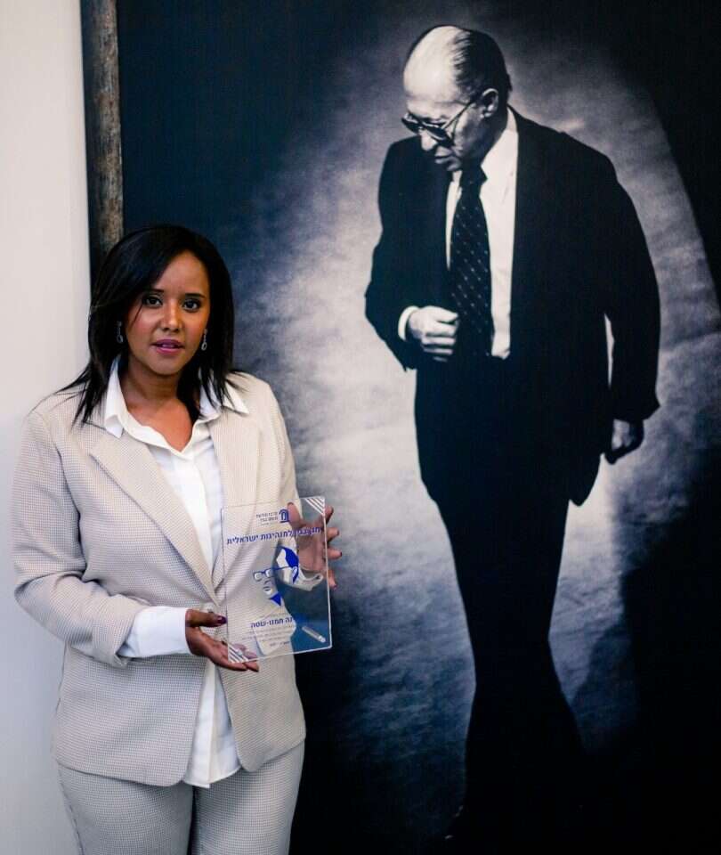 ח"כ תמנו־שטה יחד עם תמונת ראש המשלה מנחם בגין. | נגה מלסה