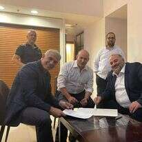 החתימה על הסכם הקואליציה: עבאס, בנט ולפיד. | נוואף נבארי