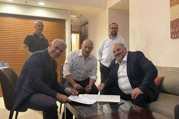 החתימה על הסכם הקואליציה: עבאס, בנט ולפיד. | נוואף נבארי החתימה על הסכם הקואליציה: עבאס, בנט ולפיד. | נוואף נבארי