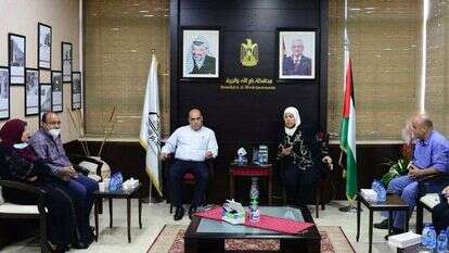 תמונה מתוך פגישת מושלת רמאללה עם המשפחה. | סוכנות הידיעות הפלסטינית הרשמית