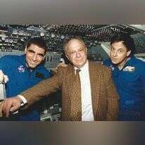 אבי הר־אבן (במרכז). | סוכנות החלל