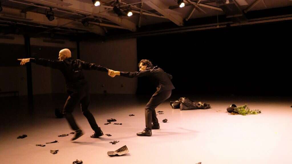 כל עוד יש אוויר מסביב. | שרון זינדני