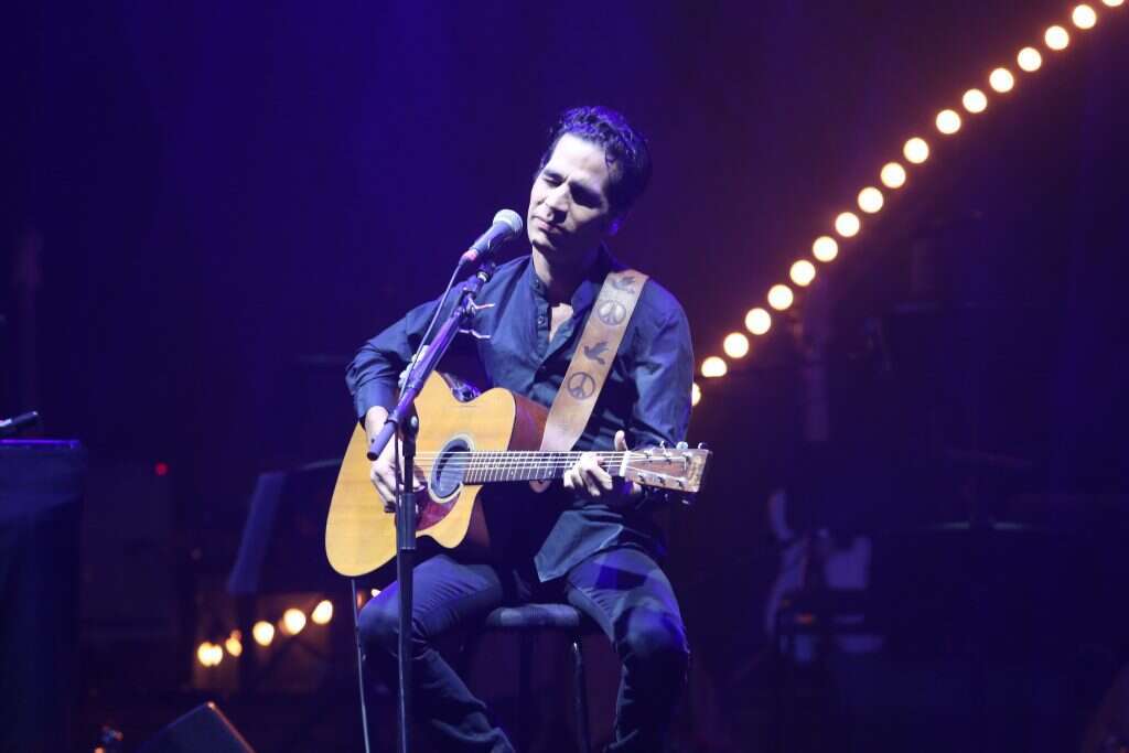 יופיע על אף האבל על אביו. אביב גפן. | קוקו