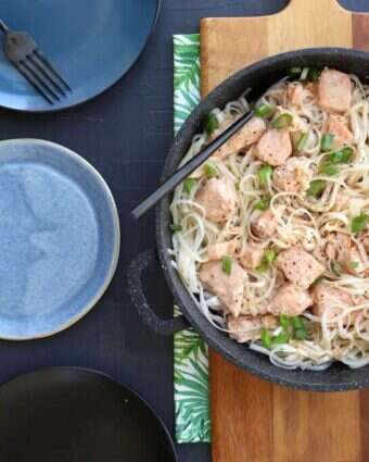 סלמון עם אטריות אורז. | אפרת ליכטנשטט סלמון עם אטריות אורז. | אפרת ליכטנשטט