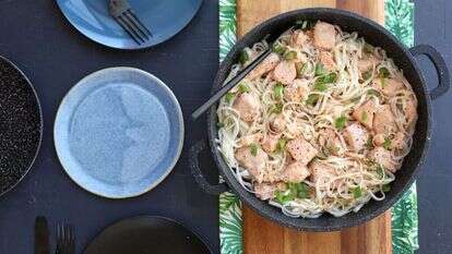 סלמון עם אטריות אורז. | אפרת ליכטנשטט