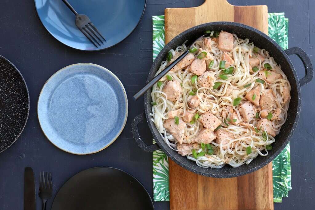 סלמון עם אטריות אורז. | אפרת ליכטנשטט