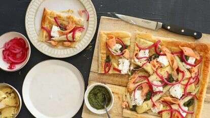 מאפה בצק עלים מהיר עם סלמון ועוד הרבה דברים טובים. | אפרת ליכטנשטט מאפה בצק עלים מהיר עם סלמון ועוד הרבה דברים טובים. | אפרת ליכטנשטט