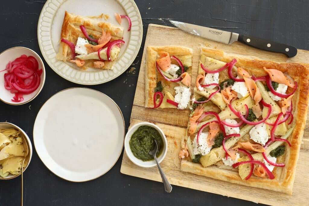 מאפה בצק עלים מהיר עם סלמון ועוד הרבה דברים טובים. | אפרת ליכטנשטט