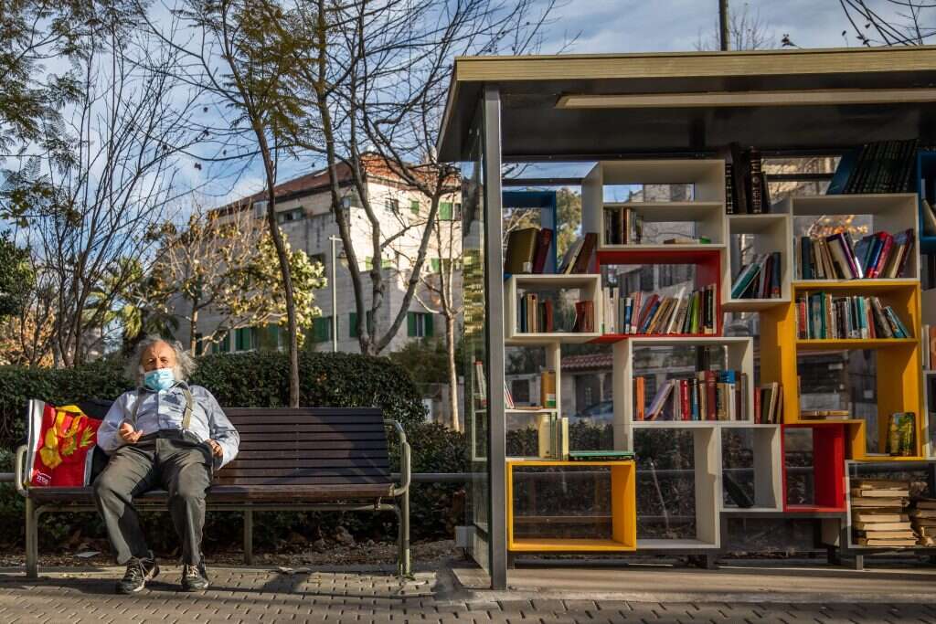 "לחיות בצל מגפה עולמית זו חוויה שהיא טובה לכתיבה". פארק המסילה בירושלים, 2021 | שיר טורם, פלאש 90