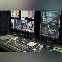 מימין למעלה בכיוון השעון: השידור על גלעד שליט בשבי השבוע; כתב אל־ג'זירה בעזה, תאמר אל־מסחאל; הענקת האות למנהל הערוץ בעזה; תוכנית אל־ג'זירה על השבויים הישראלים שבידי חמאס. צילומים: מתוך שידורי אל־ג'זירה, שאטרסטוק