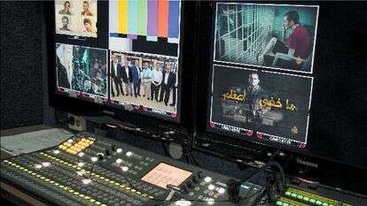 מימין למעלה בכיוון השעון: השידור על גלעד שליט בשבי השבוע; כתב אל־ג'זירה בעזה, תאמר אל־מסחאל; הענקת האות למנהל הערוץ בעזה; תוכנית אל־ג'זירה על השבויים הישראלים שבידי חמאס. צילומים: מתוך שידורי אל־ג'זירה, שאטרסטוק