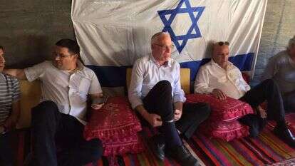 אורי אריאל בסיור בכפר רחמה, 2016. | אלישיב רייכנר