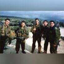 נפתלי בנט (שני משמאל) עם החברים בסיירת מטכ"ל. מימין: המפקד גיורא לוי. | אלבום פרטי