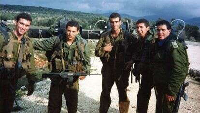 נפתלי בנט (שני משמאל) עם החברים בסיירת מטכ"ל. מימין: המפקד גיורא לוי. | אלבום פרטי