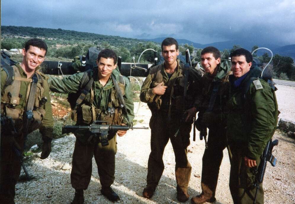 נפתלי בנט (שני משמאל) עם החברים בסיירת מטכ"ל. מימין: המפקד גיורא לוי. | אלבום פרטי