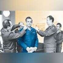 הרמטכ"ל מוטה גור (מימין) מעניק להר־אבן דרגות אל"מ, 1976. סריקה מאלבומו של הר־אבן, באדיבות טל ענבר