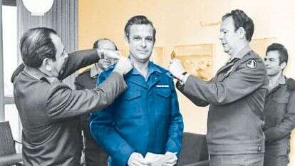 הרמטכ"ל מוטה גור (מימין) מעניק להר־אבן דרגות אל"מ, 1976. סריקה מאלבומו של הר־אבן, באדיבות טל ענבר