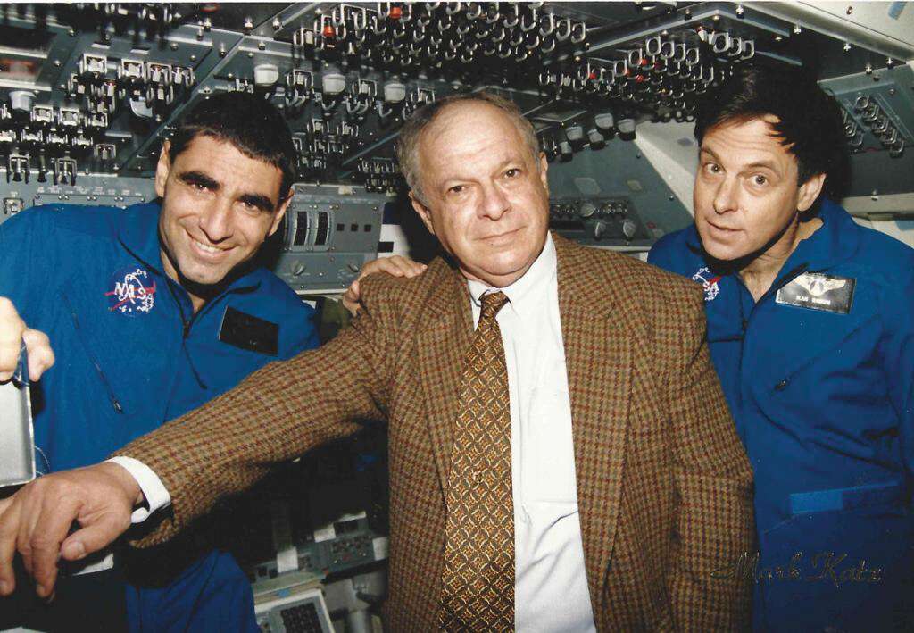 הר־אבן עם אילן רמון ז"ל (מימין) במעבורת חלל. סריקה מאלבומו של הר־אבן, באדיבות טל ענבר