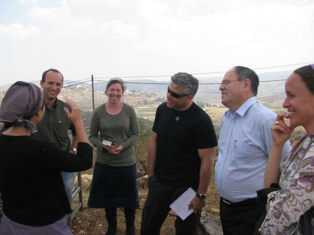 "מעיין במדבר". אסרף(עם הגב למצלמה) מדריכה את יאיר לפיד בסיור בשומרון, 2012 . משמאל נפתלי בנט, שני מימין דני דיין. | מועצת יש"ע