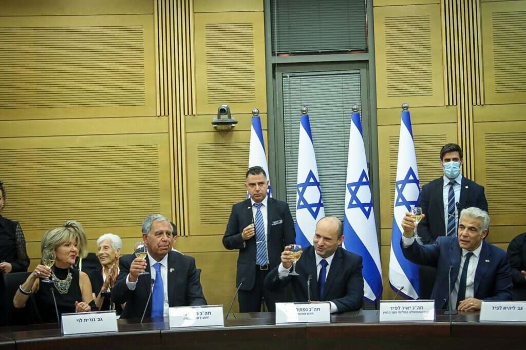 יאיר לפיד, נפתלי בנט ומיקי לוי בהרמת כוסית בישיבת הממשלה הראשונה. | דני שם טוב, דוברות הכנסת