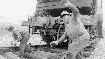 הנחת מסילת באיקל־אמור, 1975. | גטי אימג'ס