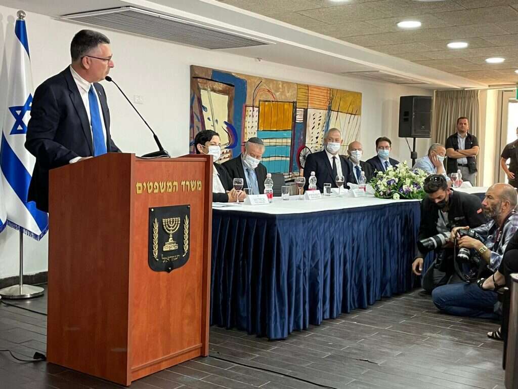 גדעון סער נכנס למשרד המשפטים. | לעמ