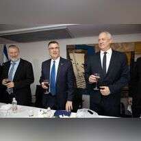 בני גנץ וגדעון סער. | לע"מ