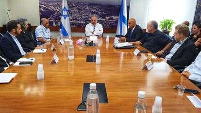 שר האוצר הנכנס אביגדור ליברמן עם בכירי המשרד. | דוברות משרד האוצר