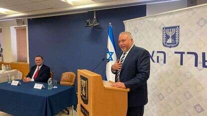 אביגדור ליברמן ושר האוצר היוצא, ישראל כ"ץ. | דוברות משרד האוצר