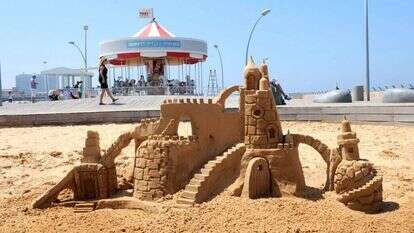 סדנת פיסול ארמונות בחול בנמל תל אביב. | כפיר סיוון סדנת פיסול ארמונות בחול בנמל תל אביב. | כפיר סיוון