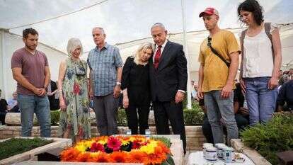 משפחת נתניהו בטקס לזכר האח. | אוליבייה פיטוסי פלאש 90