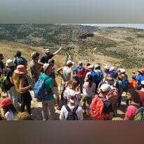 נתנאל אלינסון בהדרכת טיול לצרדה, במסגרת "מפגש ישראלי" | אביה כהן נתנאל אלינסון בהדרכת טיול לצרדה, במסגרת "מפגש ישראלי" | אביה כהן