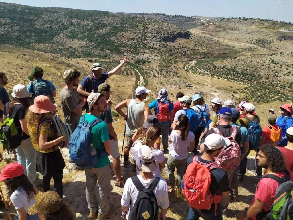 נתנאל אלינסון בהדרכת טיול לצרדה, במסגרת "מפגש ישראלי" | אביה כהן